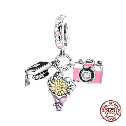 Bracciale charm in argento 925 con pendenti a forma di macchina fotografica, fiore e cuore, perfetto per personalizzare gioielli e accessori moda. Ideale per amanti della fotografia e dello stile eleg.