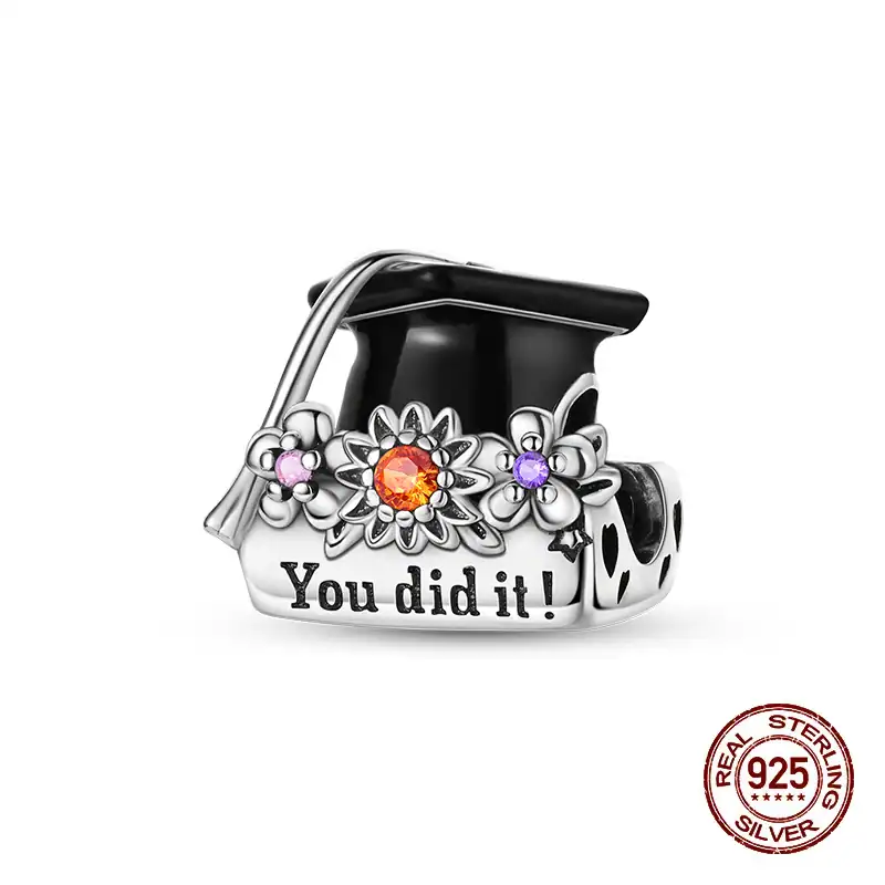 Bracciale in argento 925 con charms floreali e pietre colorate, simbolo di successo e realizzazione personale.
