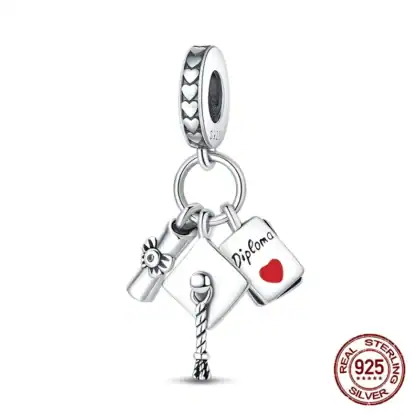 Braccialino charm in argento sterling 925 con pendenti a forma di diploma, fiore e corda, ideale come regalo simbolico e personalizzato, perfetto per occasioni speciali e ricordi affettivi.