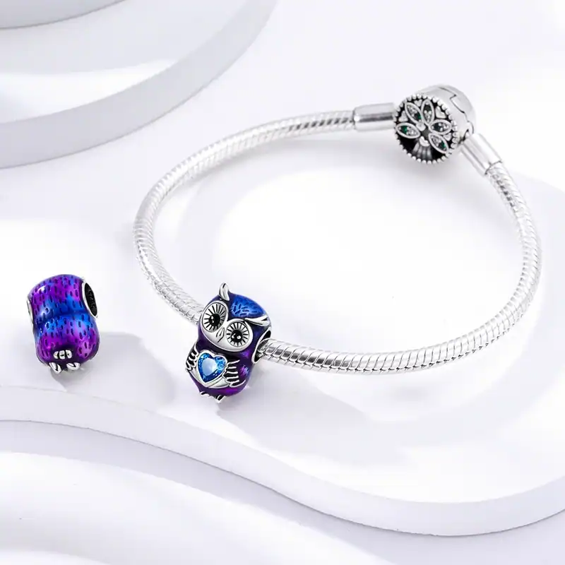 Bracciale e charm in argento con dettagli ispirati alle stelle, perfetti come gioielli eleganti e di tendenza. Ideale per chi ama accessori raffinati e cosmici, disponibili su Polvere di Stelle Store.