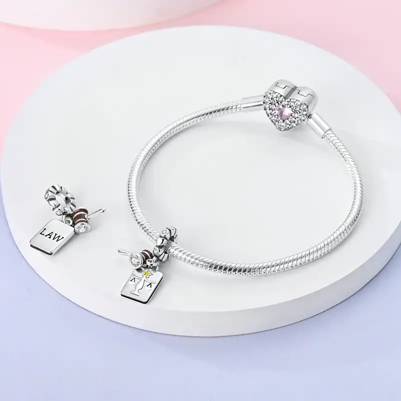 Bracciale e charm in argento con cuore e pietra rosa, gioielli eleganti e raffinati da Polvere di Stelle Store, perfetti come regalo o per valorizzare il proprio stile.