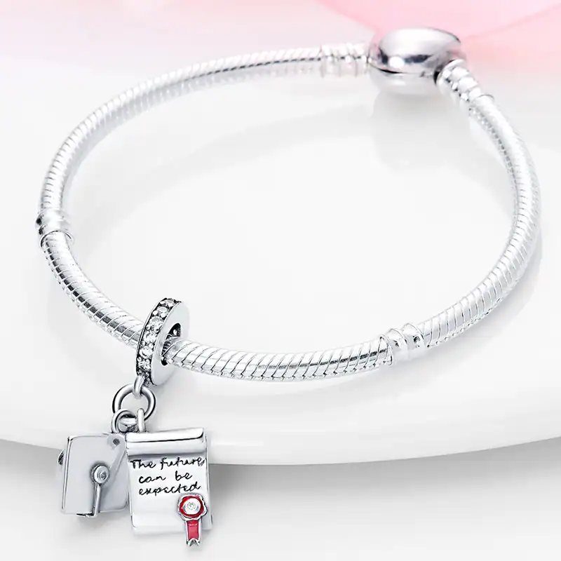 Il bracciale in argento con charms ispirati alla tecnologia e alla crescita personale, perfetto come regalo originale e simbolico.