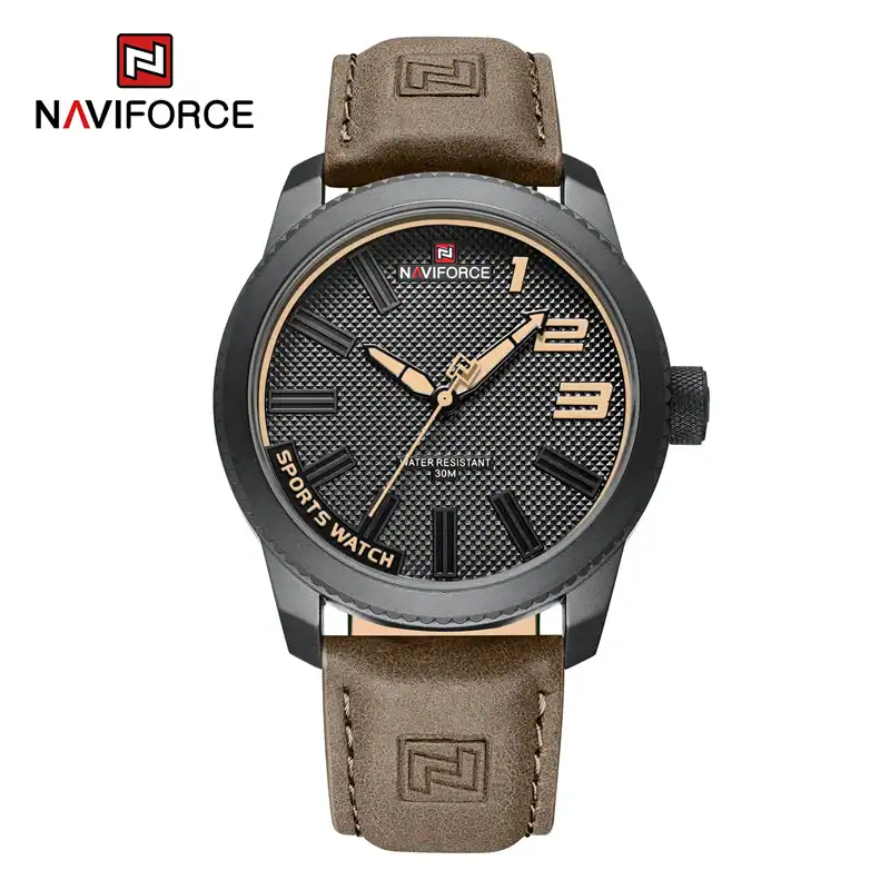 Orologio sportivo Naviforce con cinturino in pelle marrone, quadrante nero con dettagli oro rosa, resistente all'acqua, perfetto per stile casual e attività sportive.