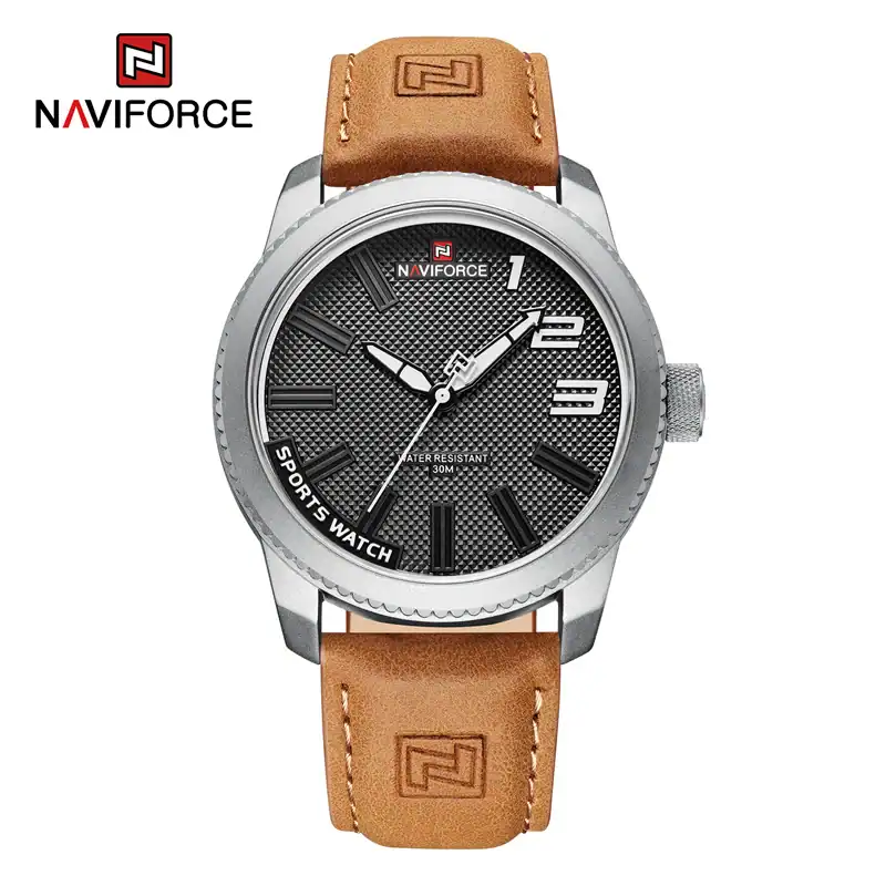 L'ora di NAVIFORCE con cinturino in pelle marrone, quadrante nero e design sportivo, ideale per appassionati di orologi di qualità e stile. Perfetto per ogni occasione.