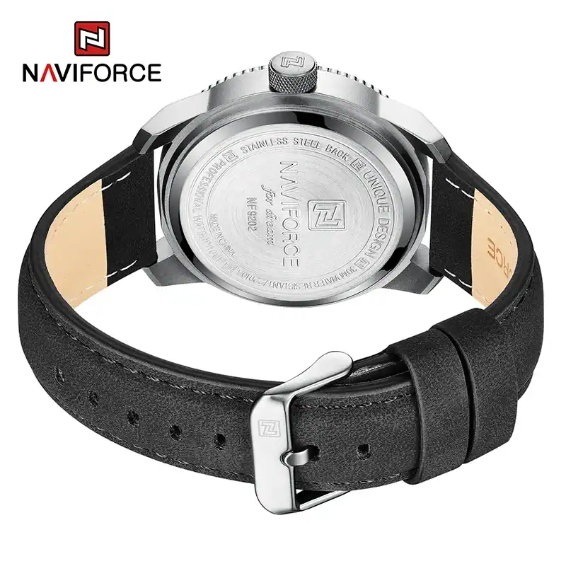 Lunghezza 1: Orologio Naviforce con cinturino in pelle nera e cassa in acciaio inox, vista dal retro, dettagli sul movimento e sulla resistenza all'acqua.