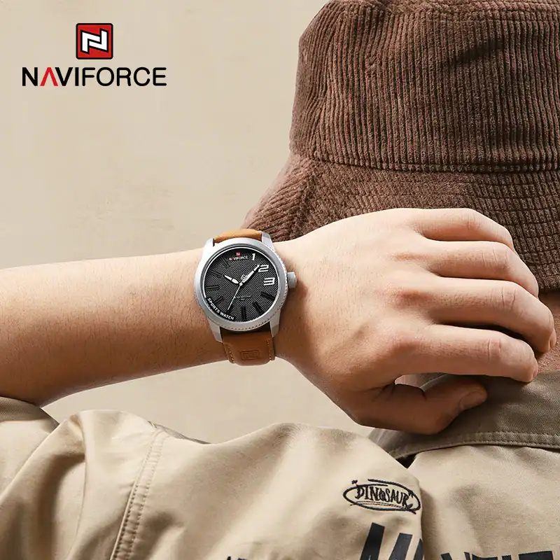 Orologio da uomo NAVIFORCE con cinturino in pelle, stile elegante e moderno, perfetto per ogni occasione. Design di alta qualità, resistente e affidabile, ideale come regalo o per il quotidiano.