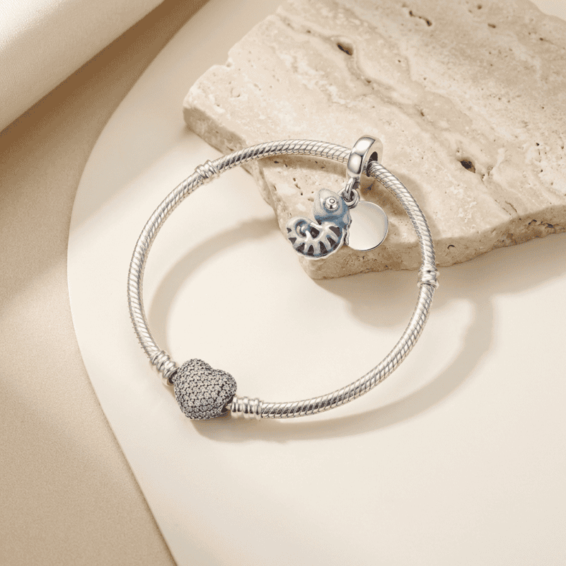 Bracciale in argento con charm a forma di cuore e stella, accessorio elegante e raffinato, perfetto per ogni occasione di moda e stile.