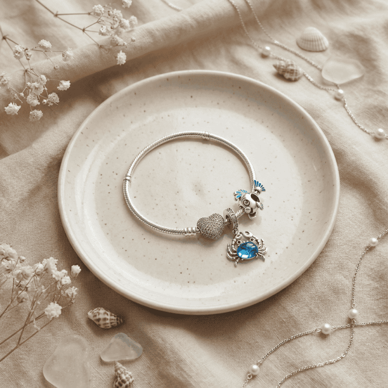 Bracciale con charm a forma di stella marina e cuore, gioielli eleganti e raffinati, perfetti per un regalo speciale o per aggiungere un tocco di stile al proprio look quotidiano.