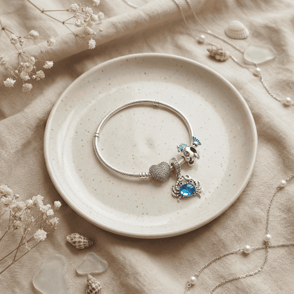 Bracciale con charm a forma di stella marina e cuore, gioielli eleganti e raffinati, perfetti per un regalo speciale o per aggiungere un tocco di stile al proprio look quotidiano.