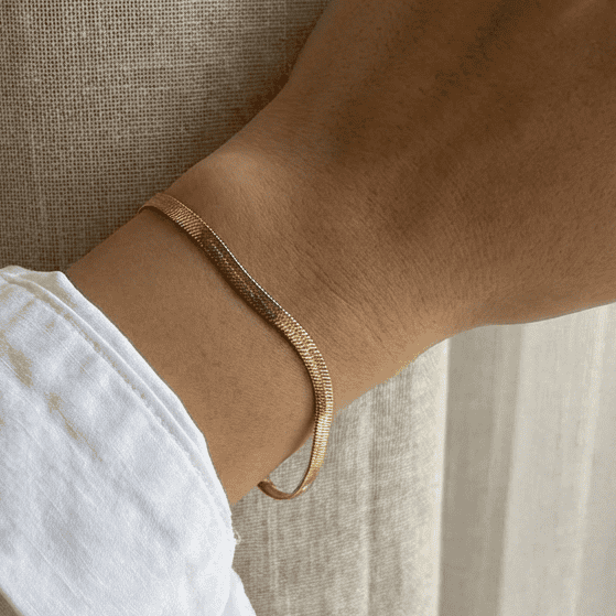 Bracciale elegante in oro rosa con dettagli scintillanti, perfetto come accessorio di lusso per ogni occasione speciale.