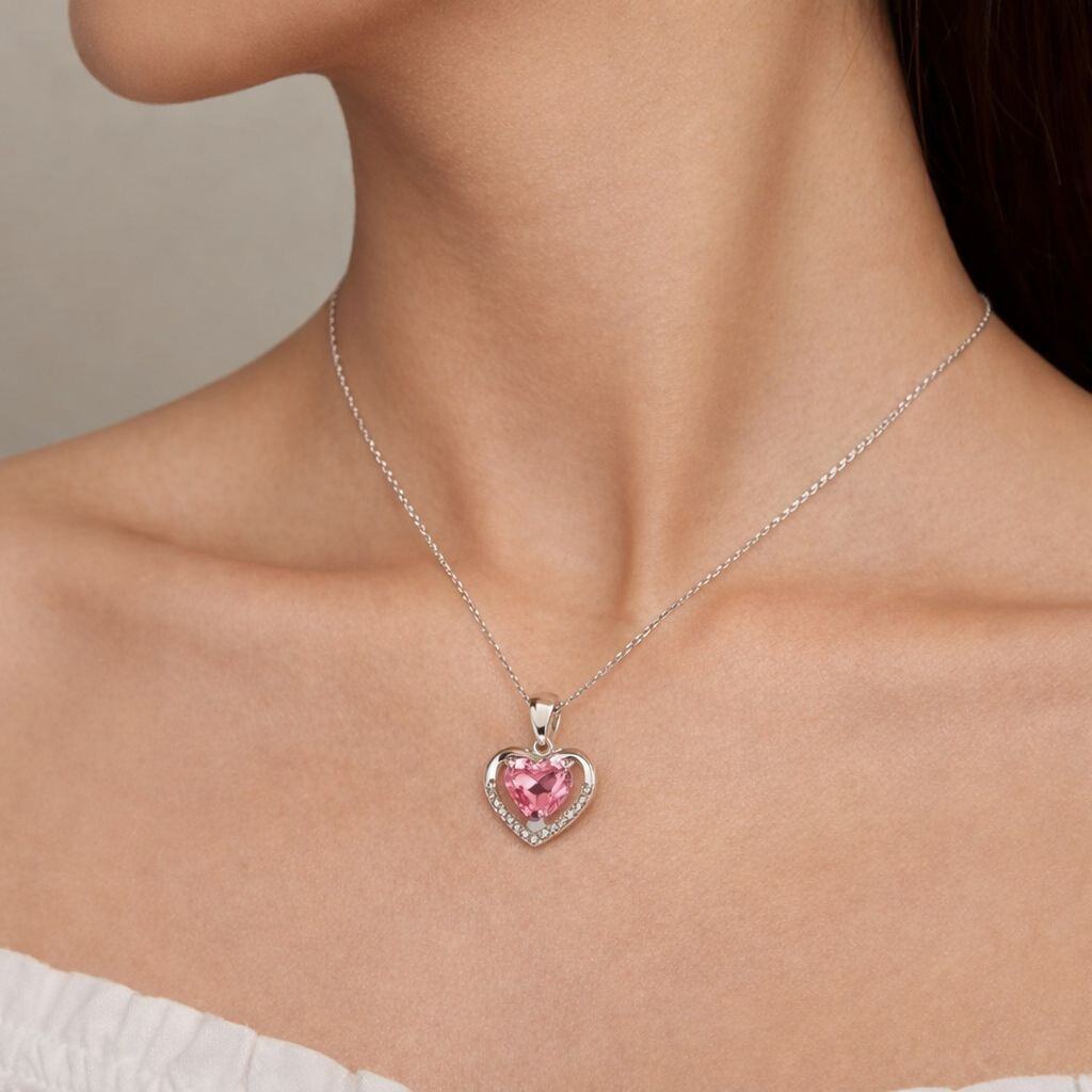 Collana con pendente a cuore rosa e cristalli, gioielli eleganti e raffinati, perfetti per ogni occasione speciale o come regalo romantico. Design delicato e femminile, ideale per valorizzare il décol.