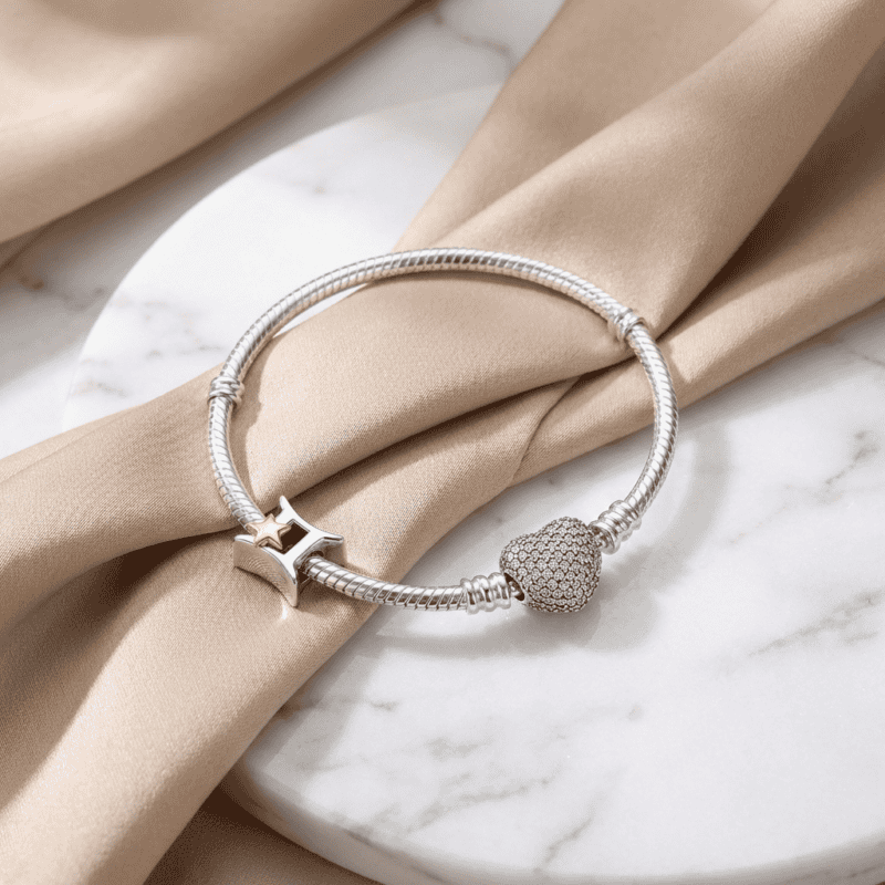 Bracciale in argento con charm a forma di cuore e cristalli, elegante e raffinato, perfetto come regalo o accessorio di stile. Design sofisticato e dettagli luminosi, ideale per ogni occasione special.