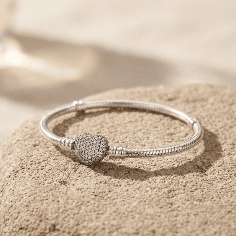 Bracciale in argento con pendente a forma di cuore ricoperto di zirconi, elegante e raffinato, ideale come regalo romantico o accessorio di moda. Perfetto per ogni occasione speciale.