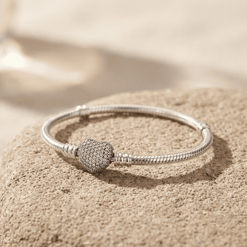 Bracciale in argento con pendente a forma di cuore ricoperto di zirconi, elegante e raffinato, ideale come regalo romantico o accessorio di moda. Perfetto per ogni occasione speciale.