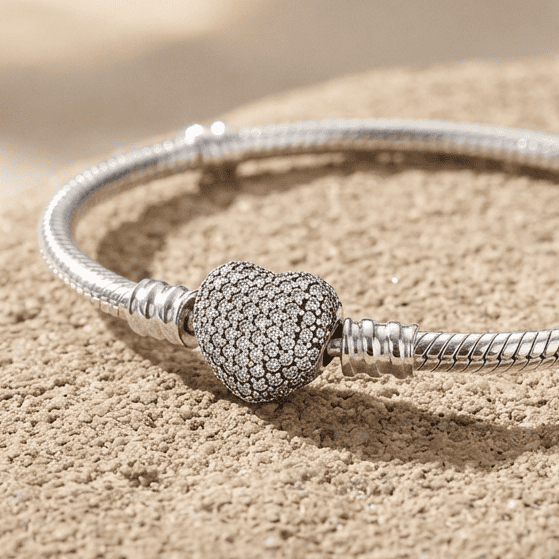 Bracciale in argento con cuore decorato di zirconi, elegante e raffinato, ideale come regalo romantico o per occasioni speciali. Perfetto per aggiungere un tocco di brillantezza al tuo stile.