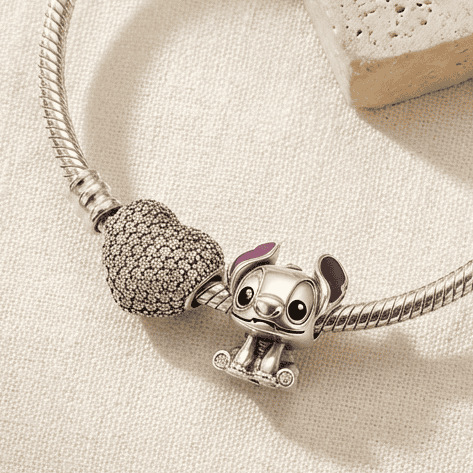 Polvere di Stelle Store, collana con ciondolo a forma di cane in argento con dettagli scintillanti, perfetta come regalo elegante e originale per gli amanti dei gioielli di qualità.