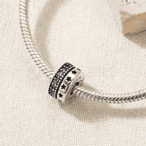 Bracciale in argento con charms a forma di stelle e pietre scintillanti, perfetto come gioiello elegante e alla moda. Ideale per aggiungere un tocco di brillantezza al tuo stile quotidiano.